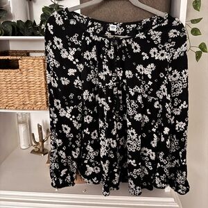 Old Navy Black White Floral Blouse Peasant Keyhole Fringe Top Shirt Flowers